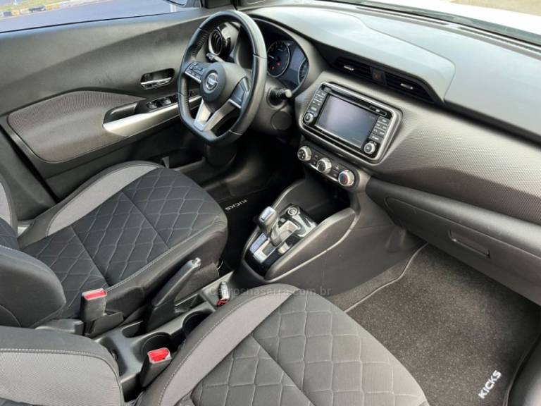 NISSAN - KICKS - 2017/2018 - Branca - Sob Consulta
