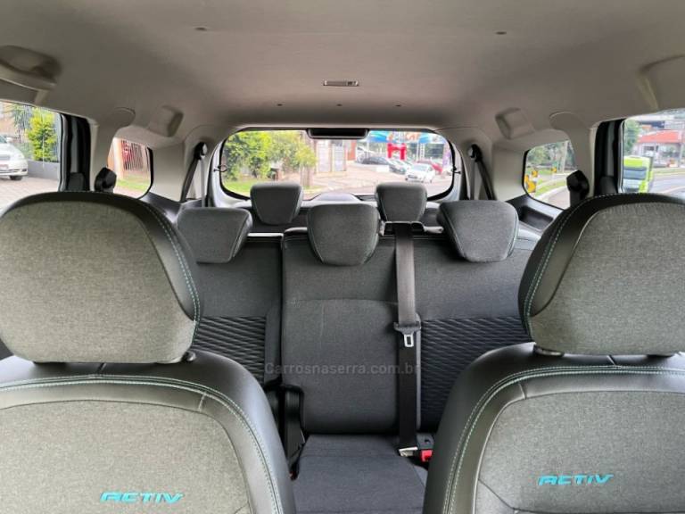 CHEVROLET - SPIN - 2022/2023 - Prata - R$ 107.900,00